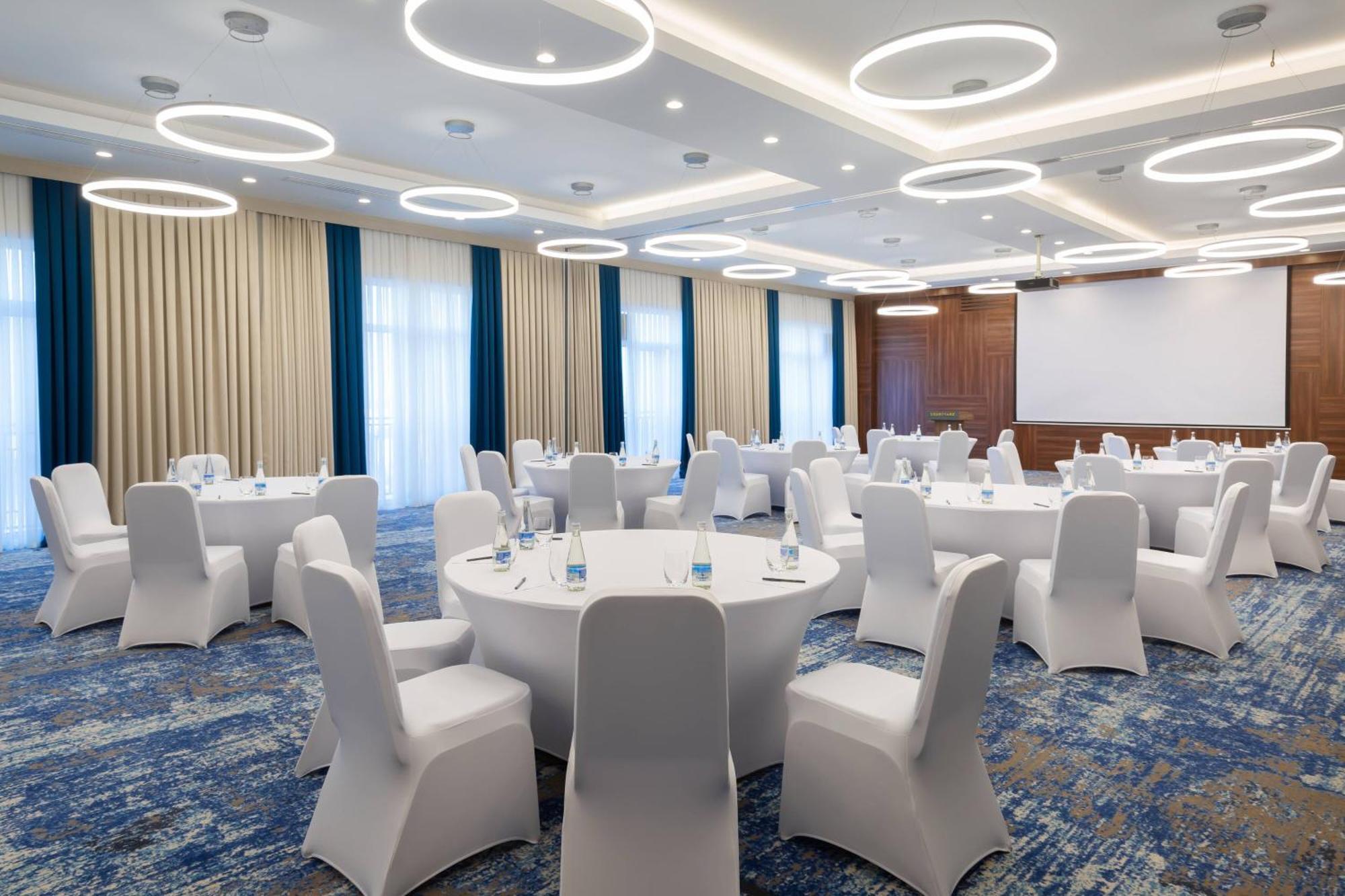 Courtyard By Marriott Tashkent Hotel Exterior foto