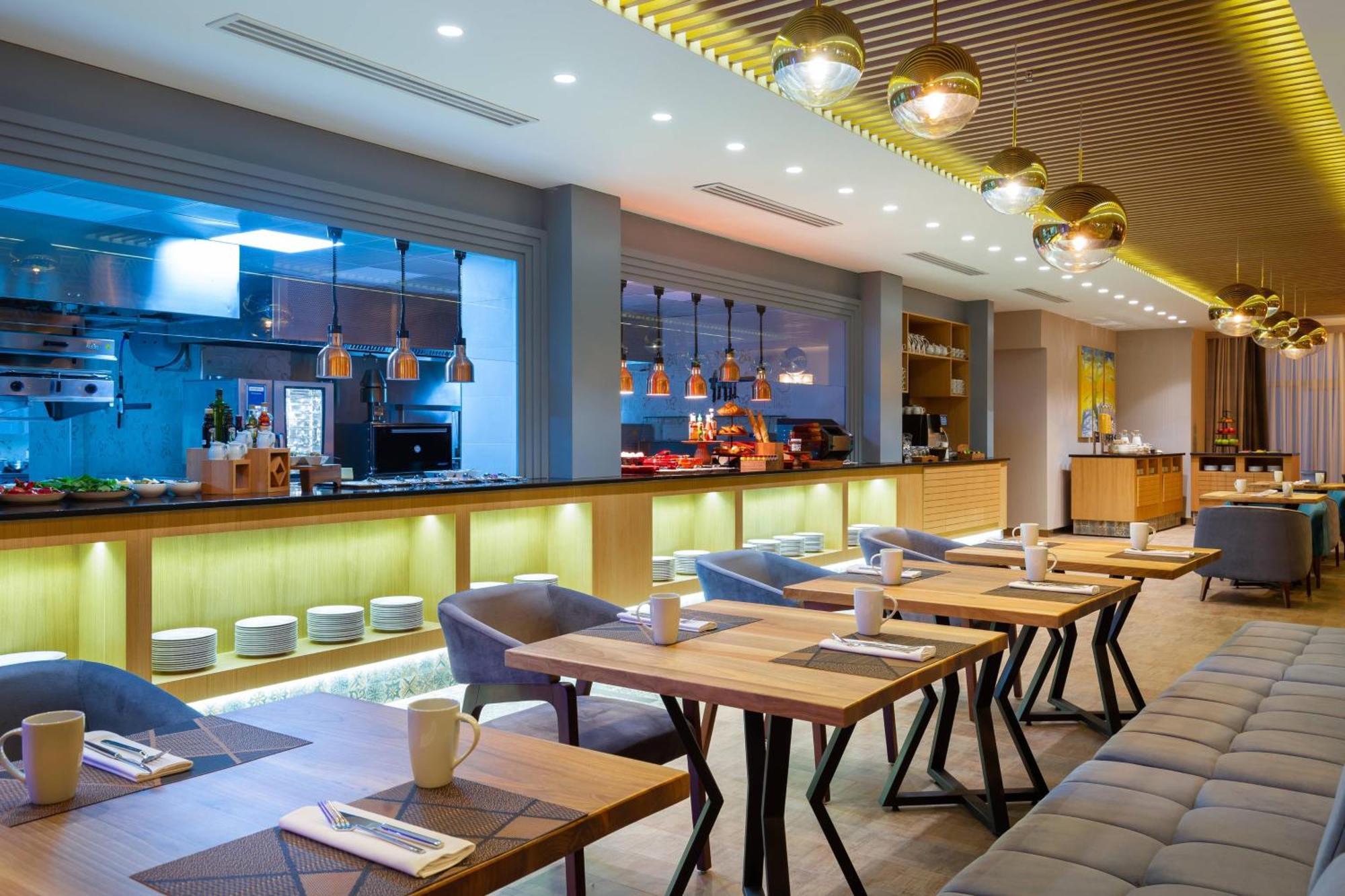 Courtyard By Marriott Tashkent Hotel Exterior foto