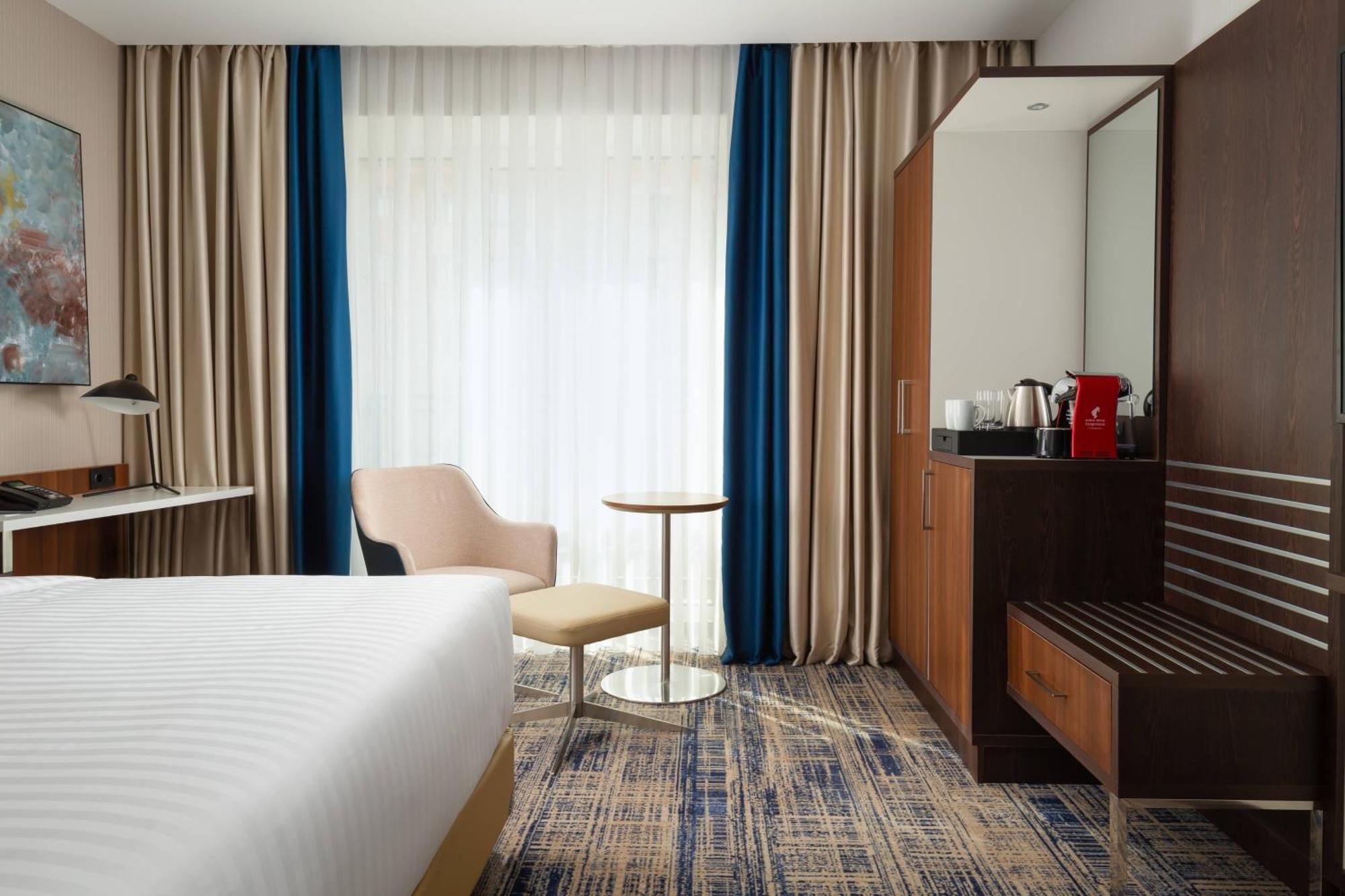 Courtyard By Marriott Tashkent Hotel Exterior foto